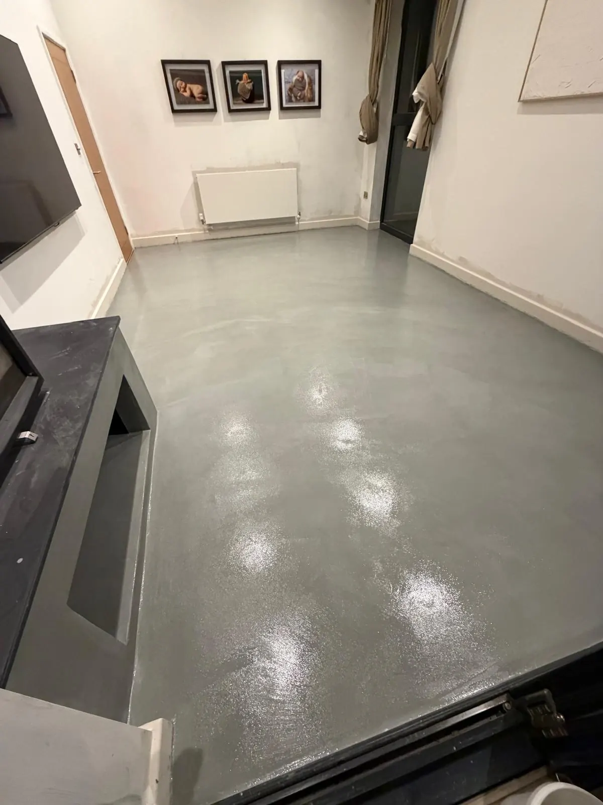 The same room with the floor finished in sealed grey microcement